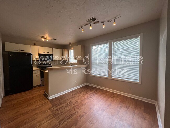 Building Photo - 950 Stewarts Creek Dr