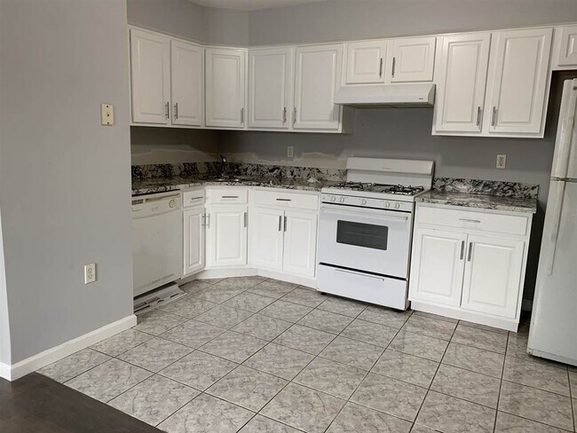Building Photo - 128 Zabriskie St