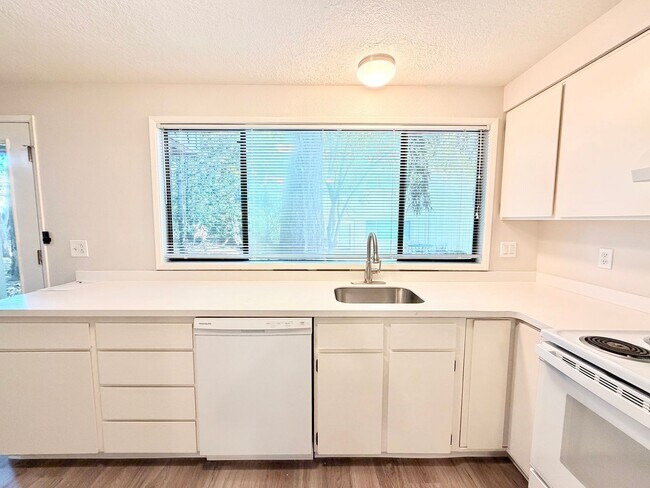 Foto del edificio - 6951-6957 Montauk Circle