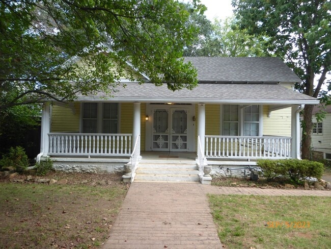 Building Photo - Historic home In The Heart Of Bluff Park