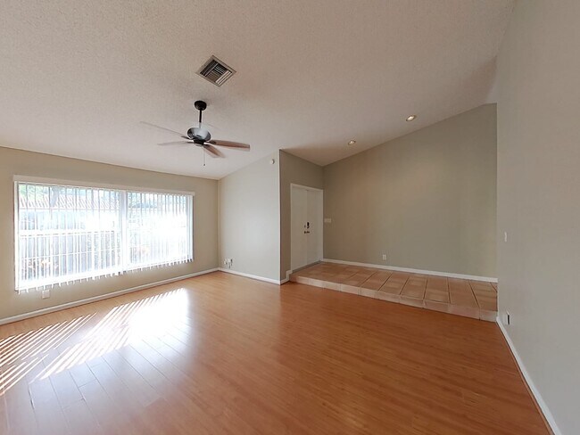 Building Photo - 6727 Hollandaire Dr W