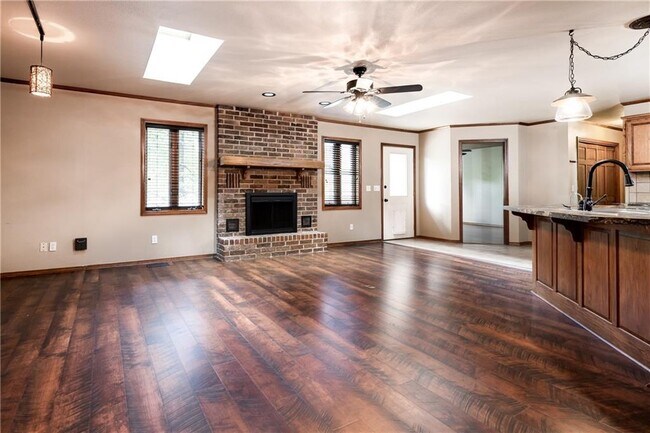 Building Photo - 2450 Sequoyah Dr