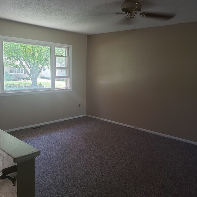 Building Photo - Spacious 5 bedroom split-level on NE side.