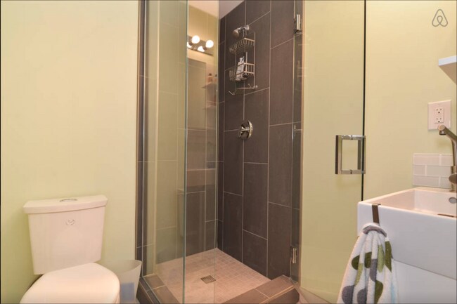 Building Photo - 4516 Thackeray Pl NE