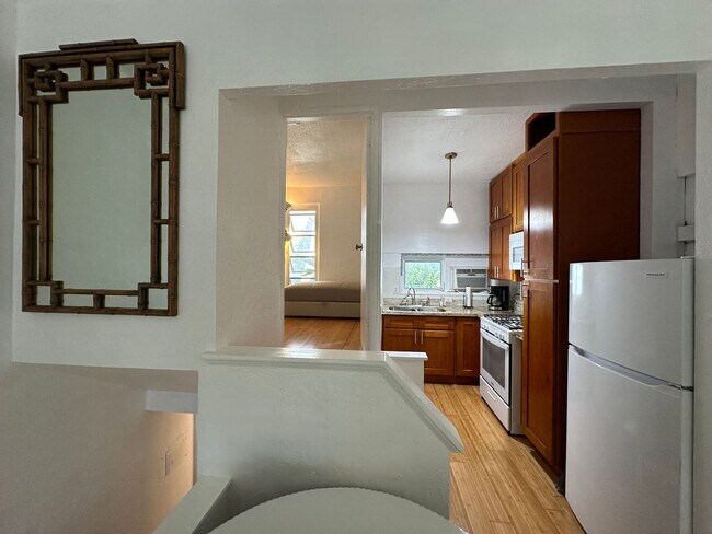 Building Photo - Charming 2 Bed/1 Bath fully furnished Spli...