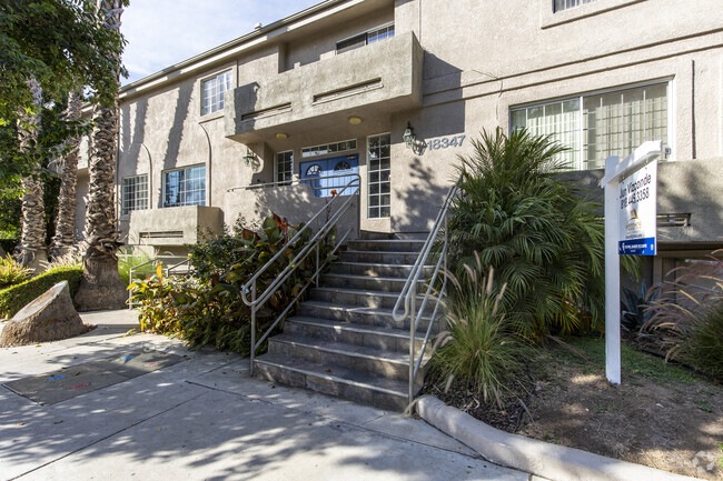 Building Photo - 18347 Saticoy St