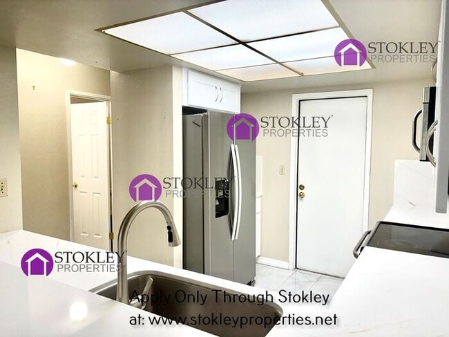 Building Photo - 27 Oak Brook Pl