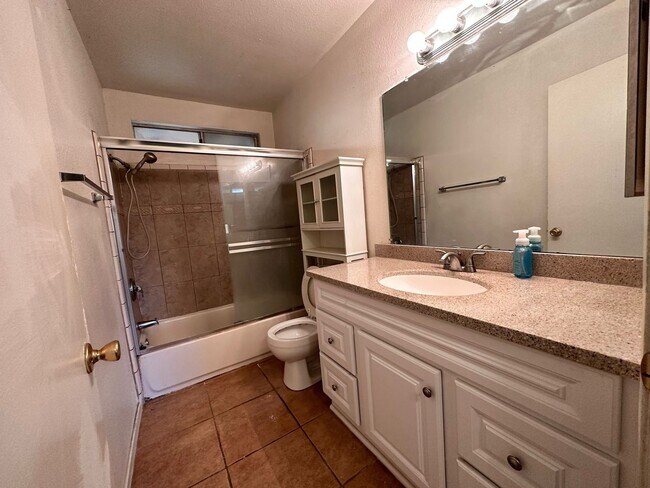Foto del edificio - Back gate close 2 bedroom 1.5 bath condo w...