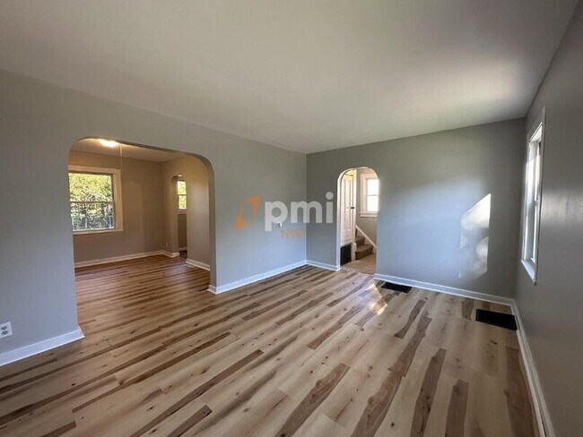 Foto del edificio - 6136-6138 Ray Ave