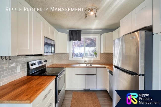 Building Photo - Amazing 3 Beds, 2 Baths | Available 09/01/...