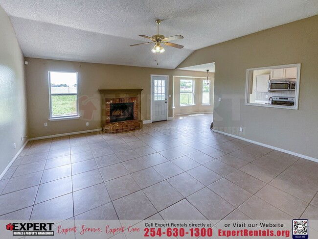 Foto del edificio - 3-Bedroom Home Near Lions Gate Park