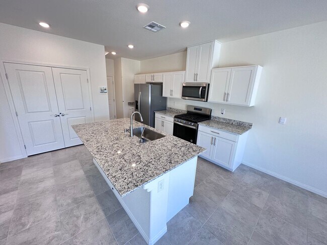 Foto del edificio - Be the first to live in this stunning, bra...
