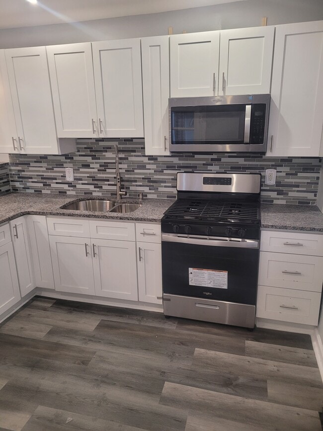 Building Photo - 305 Greenway Ave