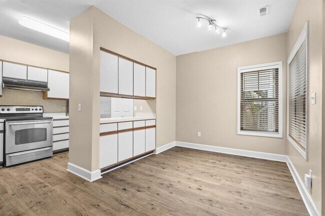 Foto del edificio - 6121 Sunpointe Dr