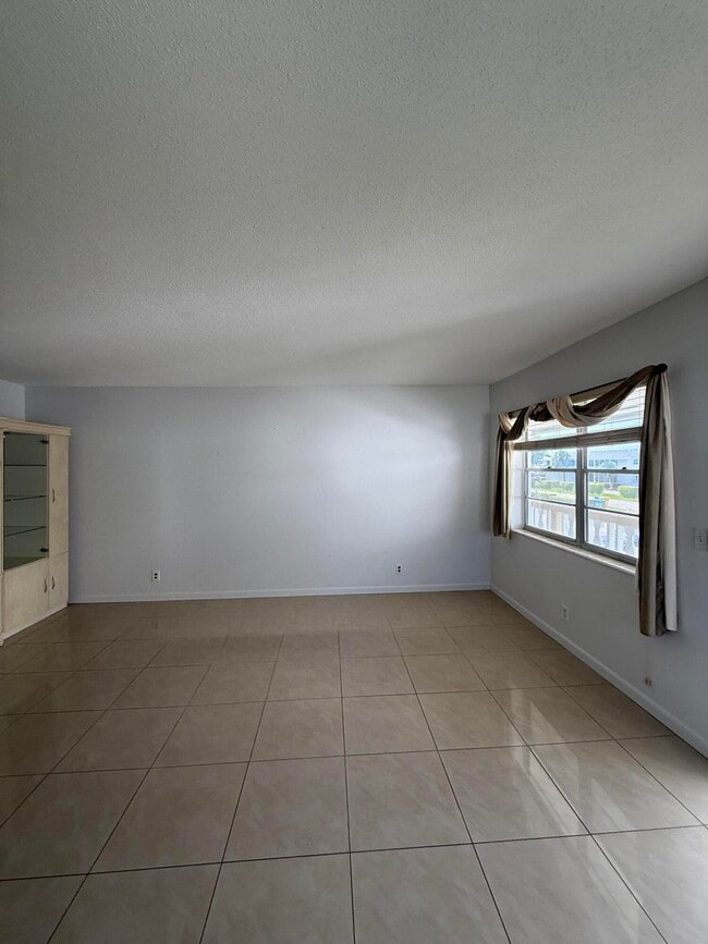 Building Photo - 184 Easthampton H