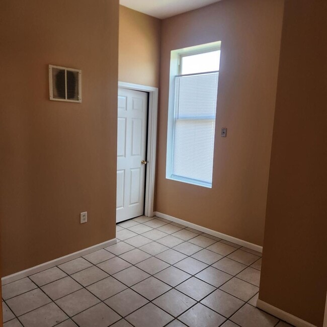 Building Photo - 1256 S Avers Ave
