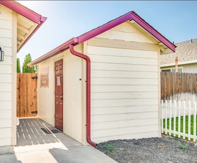 Detached Office - 1916 S Allen Ave