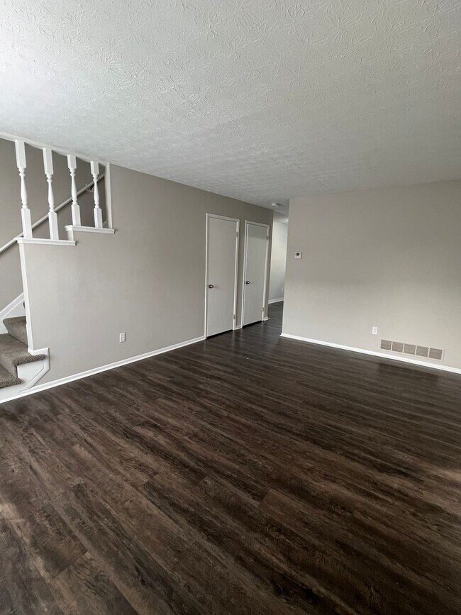 Foto del edificio - *RENT SPECIAL* Updated 2 Bedroom 1.5 Bathroom Condo with a partially finished basement