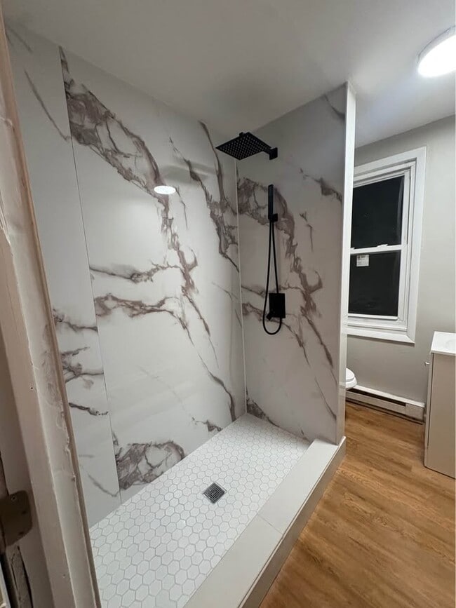 bathroom - 609 W Race St