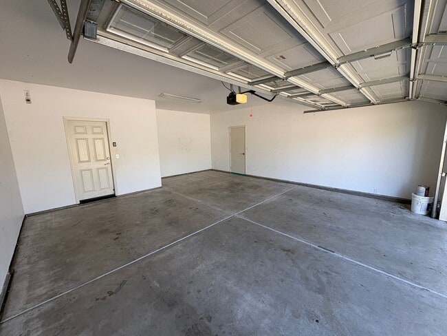 Building Photo - Lovely home available now!