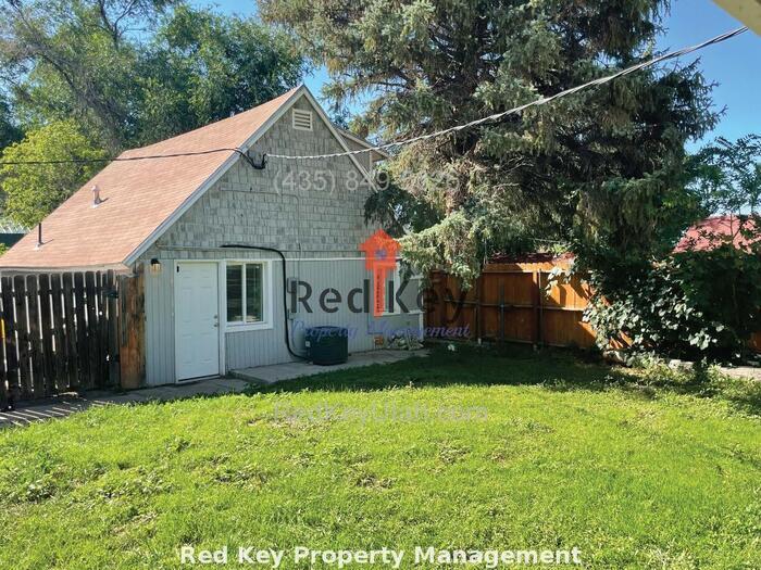 Building Photo - 3rd St Triplex Unit A