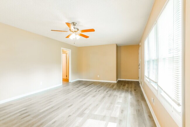 Foto del edificio - 2415 Rose Ln