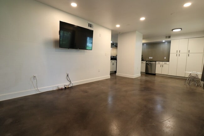 Building Photo - 2200 Dickson Dr