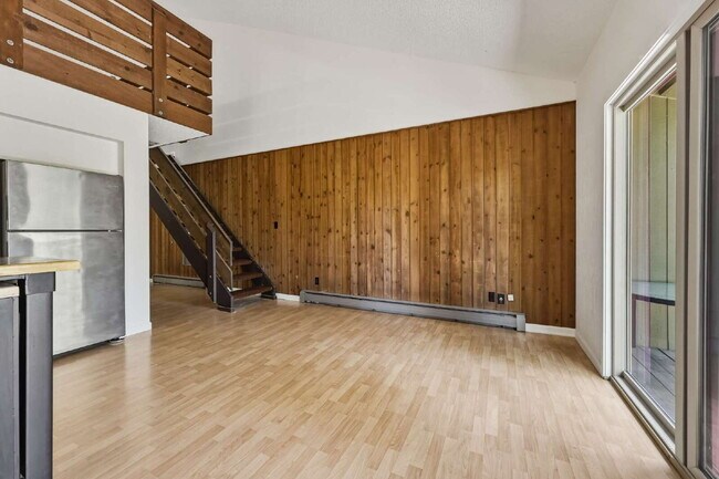 Building Photo - Well Located 2 Bed Condo