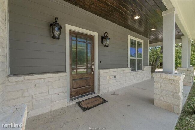 Foto del edificio - 5 br, 5.5 bath House - 500 Thompson St