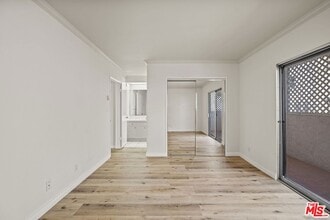 Building Photo - 1033 6th St