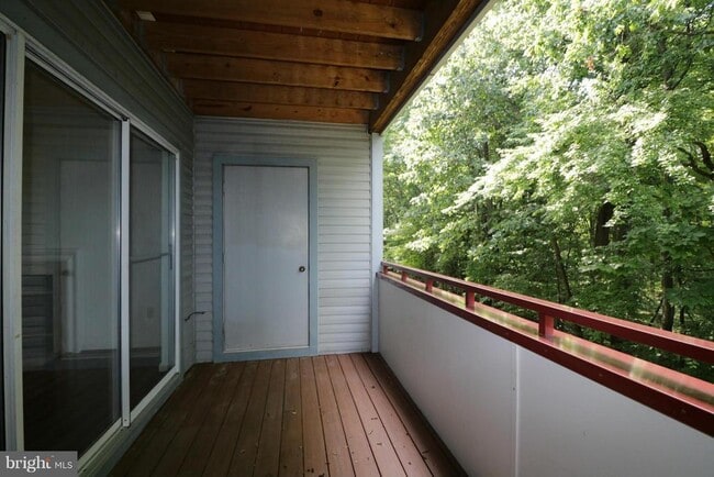 Building Photo - 3301 Sir Thomas Dr