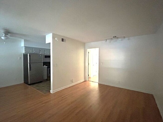 Foto del edificio - Nice 1 Bedroom, 1 Bath, one-level condo cl...