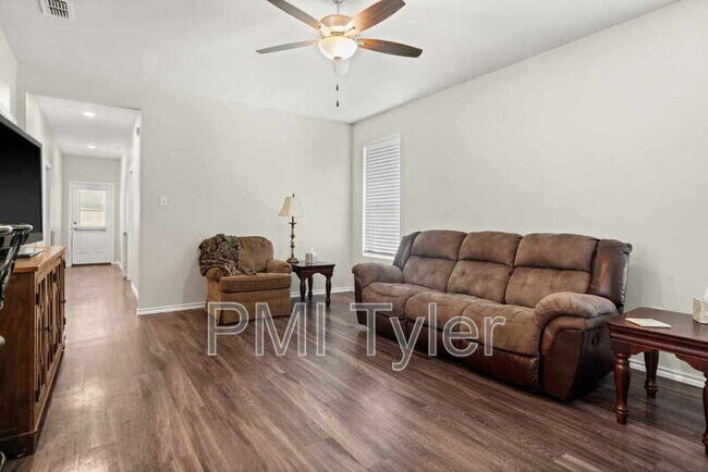 Foto del edificio - 134 Blue Bird Ln