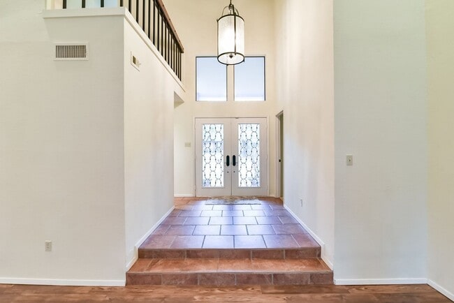 Building Photo - Luxury Living on Lake Arlington