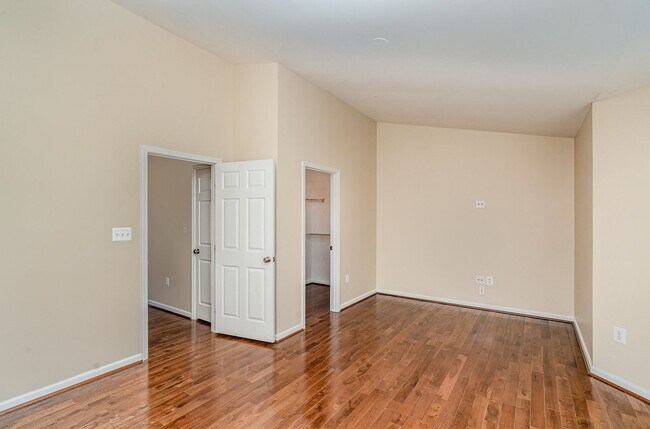 Foto del edificio - NORTH STAFFORD WELL MAINTAINED TOWNHOME FOR RENT