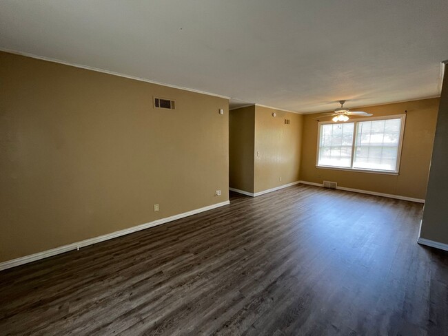 Foto del edificio - 4 bedroom 2 bath!