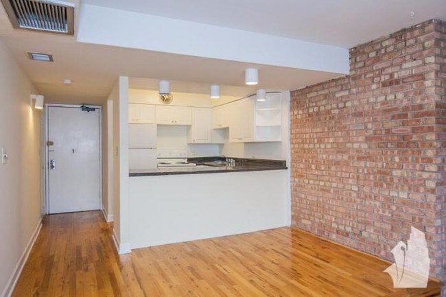 Building Photo - 2 bedroom in CHICAGO IL 60610