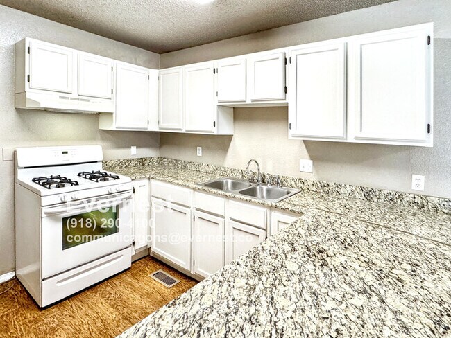 Building Photo - Comfortable 3-Bedroom Home with Prime Acce...