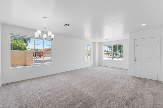 Foto del edificio - Freshly Updated 4 Bed | New Carpet, New Appliances & Open Layout