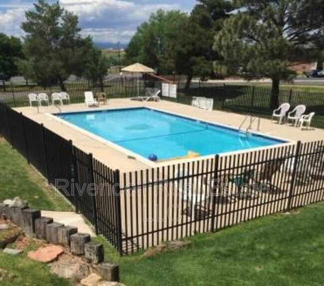 Foto del edificio - 532 Oakwood Dr