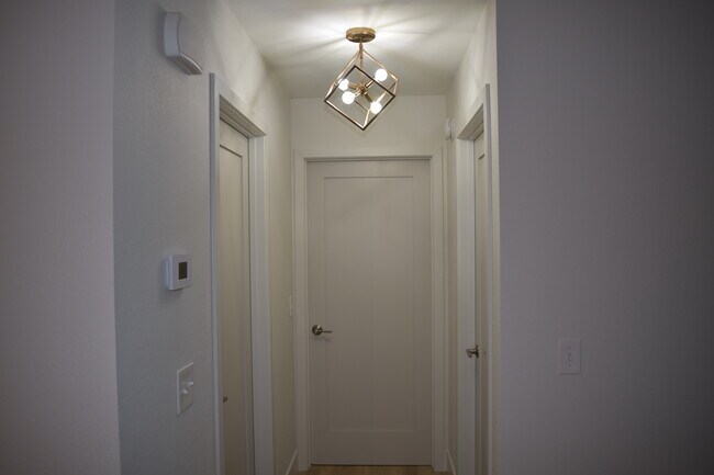 Foto del edificio - 6587 Rolling Hills Dr