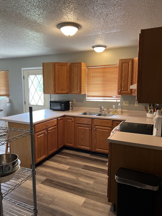 Kitchen with appliances, fully stocked with needed tools - 3920 Lakeview Dr