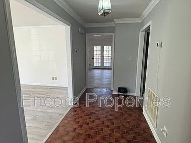 Foto del edificio - 2102 Oakcrest Ct
