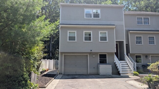 Building Photo - 20 Winterberry Way