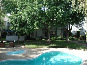 Building Photo - 445 Almond Dr