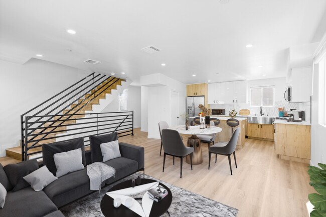 Building Photo - 1416 S Orange Dr