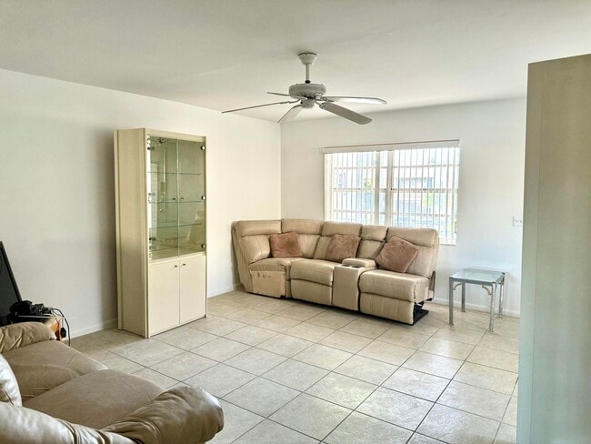 Building Photo - 468 Capri G