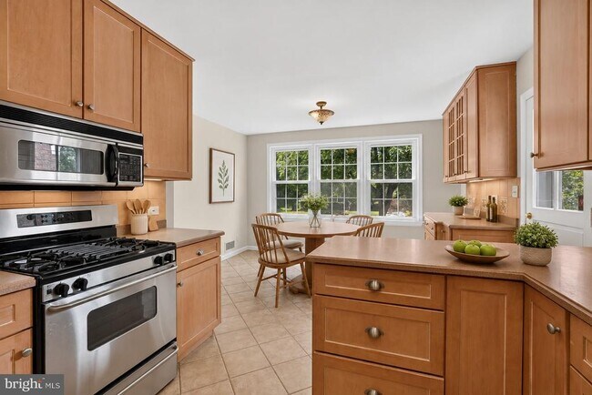 Foto del edificio - 6035 Chatsworth Ln