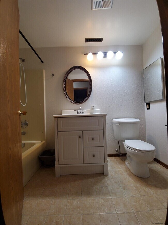 Foto del edificio - 120 Victory Way