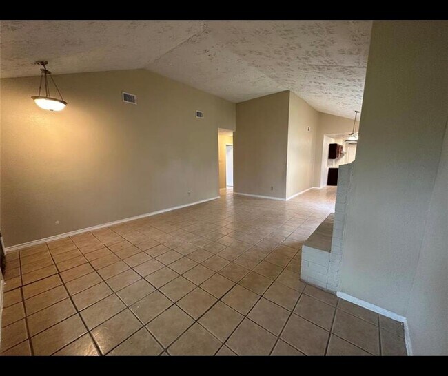 Building Photo - 905 Macclesby Ln